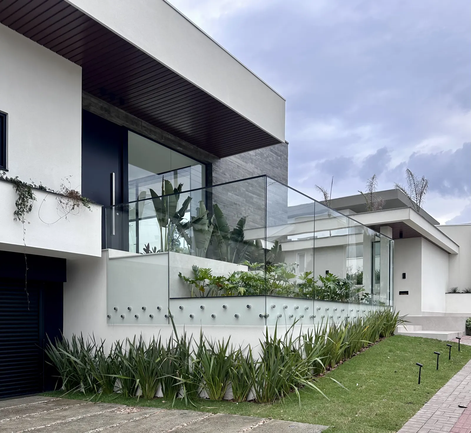 Residência em Videira com esquadrias de alumínio e guarda-corpo de vidro instalados pela Metaltec